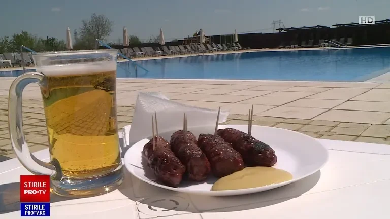 Românii s-au aprovizionat din târguri și magazine cu tot ce le trebuie pentru o masă bogată la iarbă verde