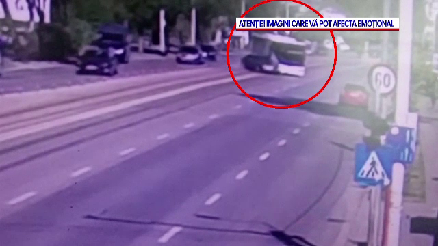 „L-a luat din plin”. Trei persoane au ajuns la spital, după ce un şofer neatent a tăiat calea unui autobuz, în Iași