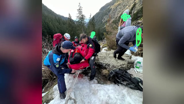 Un ucrainean de 34 de ani s-a ales cu o fractură deschisă la picior, după ce s-a aventurat cu familia pe un traseu montan