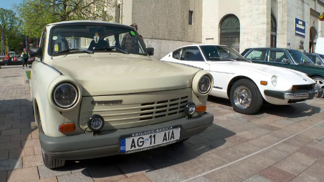Pasionații de automobile retro și-au scos „bijuteriile pe patru roți” la plimbare. Expoziție cu trabanturi, broscuțe și ARO