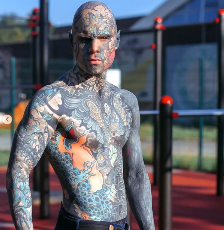Și-a îndepărtat sfârcurile, buricul și s-a tatuat pe limbă. Este cel mai tatuat bărbat din lume și lucrează ca profesor FOTO