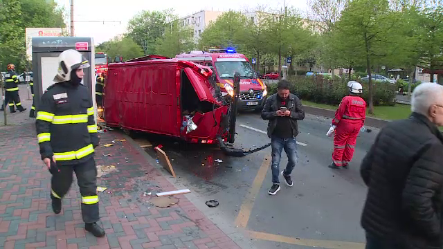 Accident în Sectorul 3 al Capitalei. O autoutilitară s-a ciocnit cu o mașină și s-a răsturnat. O femeie a ajuns la spital