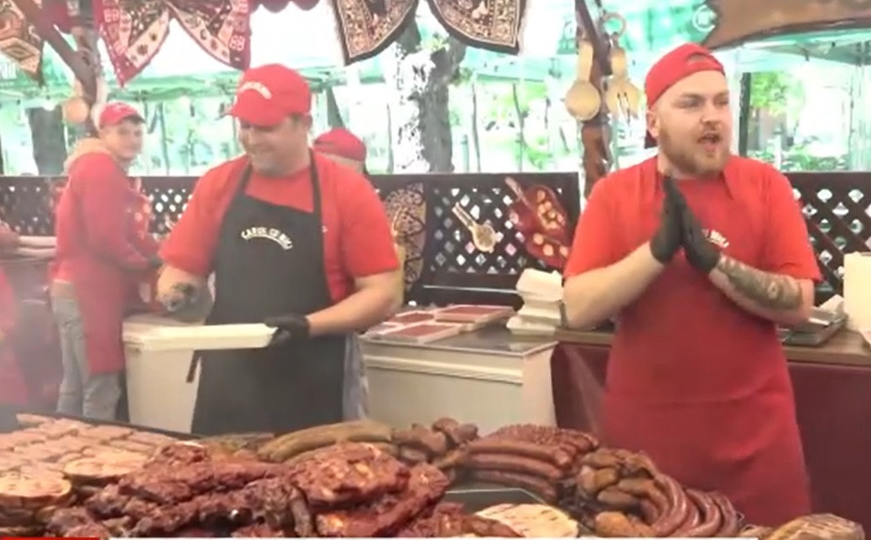 Hamsii cu „ochi albaștri” la Iași, în cadrul unui festin cu „de toate”. Cu ce s-au delectat pofticioșii în Parcul Expoziției