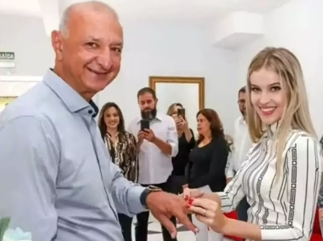 Un primar de 65 de ani s-a căsătorit cu o fată care abia a împlinit 16 ani și a angajat-o pe mama ei la primărie