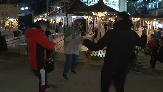 Cum se distrează tinerii care care petrec vacanța de 1 Mai la mare. De la șampanie și artificii până la acorduri rock