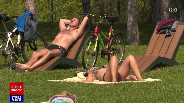 Oamenii au luat cu asalt marile parcuri din Capitală. Unii au pentru plaja ecologică, alții au luat calea teraselor