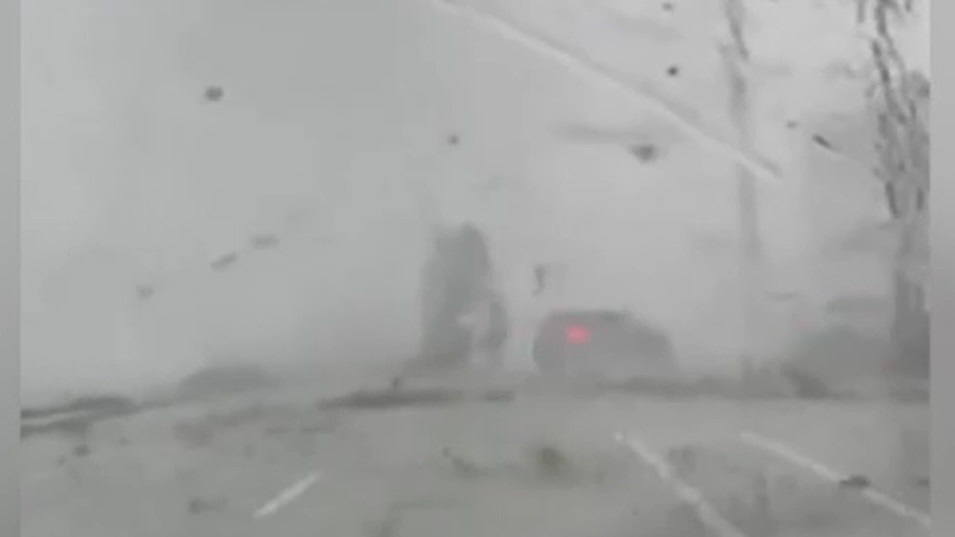 O mașină care era în trafic a fost luată pe sus de o tornadă în SUA. Imaginile surprinse de un șofer