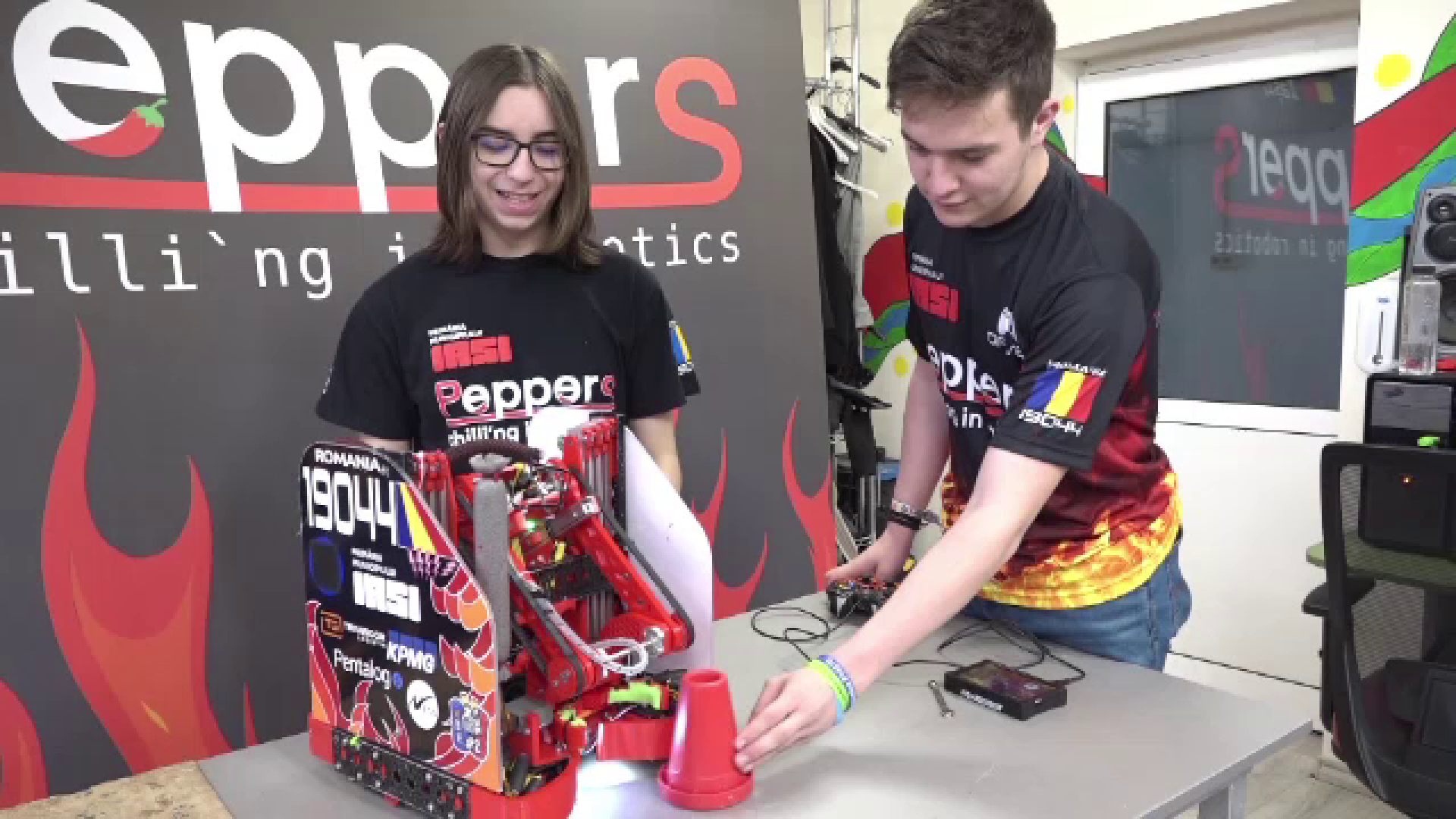 O echipă de elevi de liceu din Iași, premiul al doilea la cel mai mare concurs de robotică din lume, în Houston, SUA