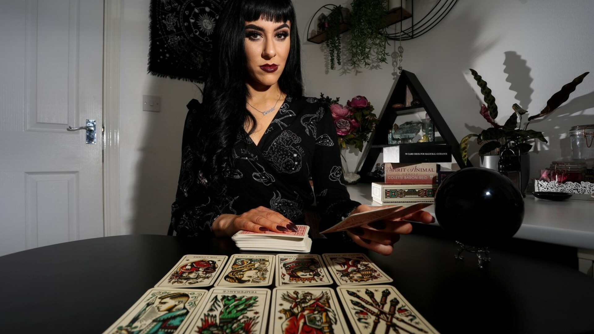 O femeie a renunțat la locul de muncă pentru a deveni vrăjitoare cu normă întreagă și acum câștigă mii de euro lunar