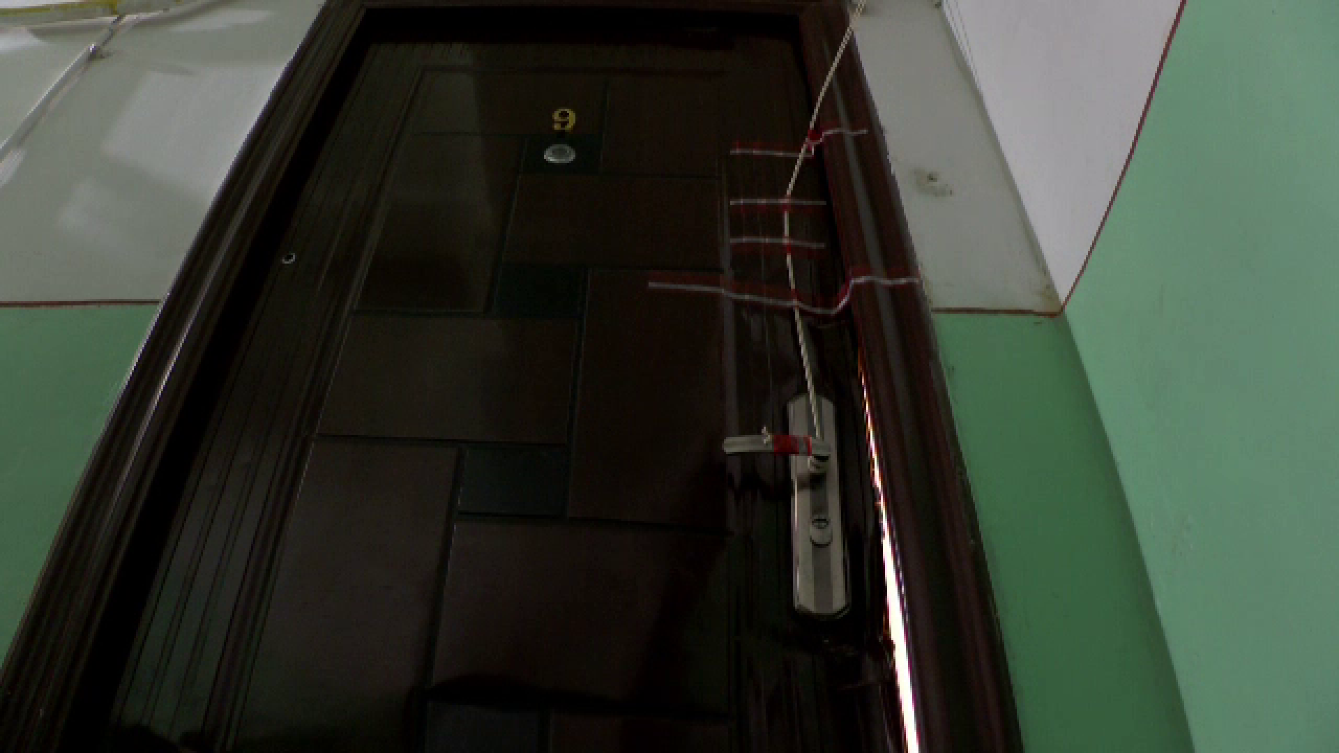 Ea zăcea într-o baltă de sânge, iar lângă era soțul de 74 de ani, spânzurat. Crimă urmată de sinucidere în Râmnicu Vâlcea