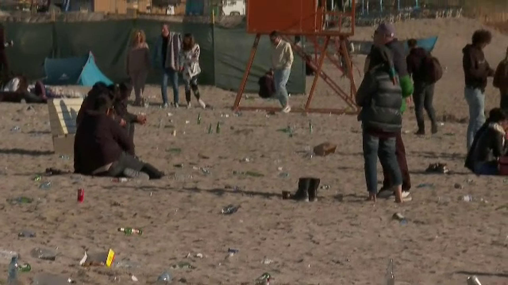 La plajă, printre deșeuri. Vama Veche s-a transformat într-o groapă de gunoi după distracția de 1 Mai