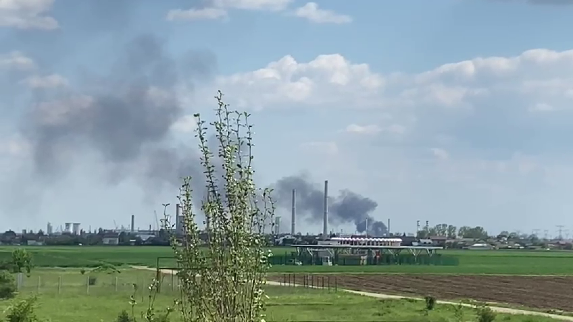Incendiu la Rafinăria Petrobrazi. Trei persoane au fost rănite. Una dintre ele are arsuri pe 70% din corp | VIDEO