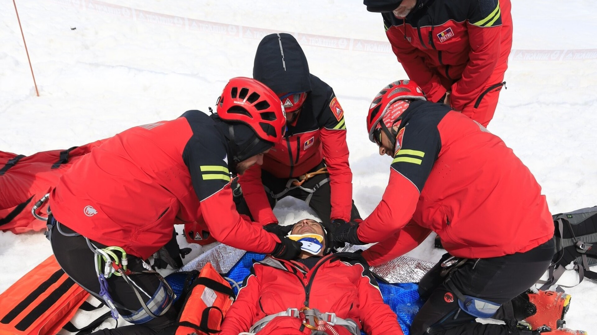 Doi turişti polonezi au fost surprinşi de o avalanşă în Munţii Rodnei. Unul dintre ei a fost rănit