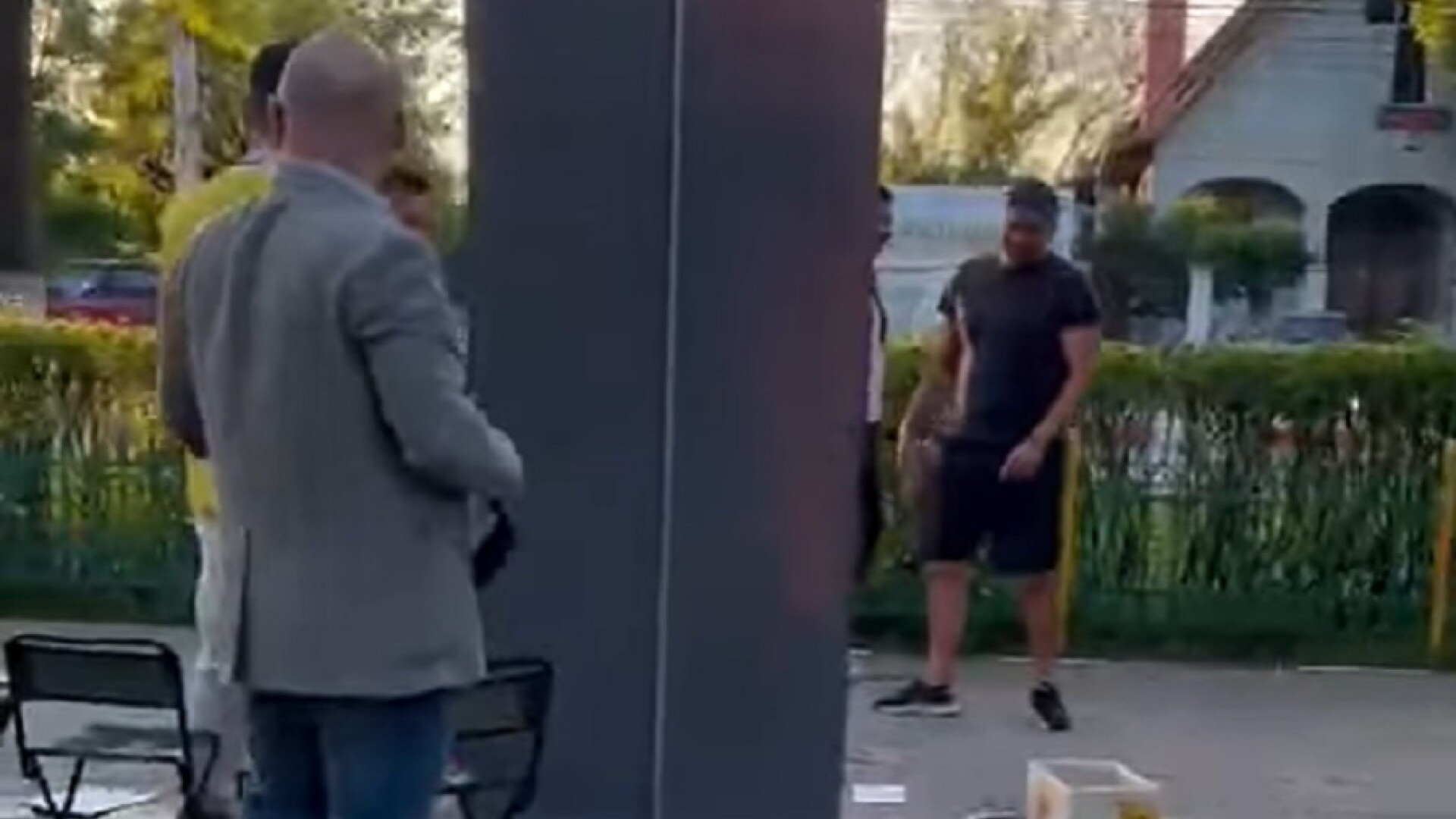 O echipă AUR, agresată în fața primăriei din Voluntari. George Simion a raportat incidentul | VIDEO