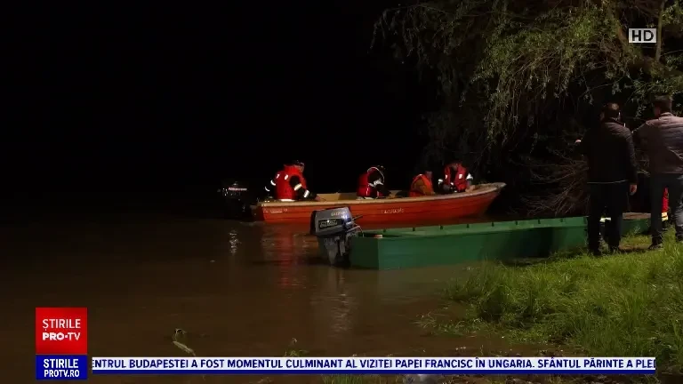 O barcă cu 12 oameni s-a răsturnat în râul Mureș. Un copil de 4 ani a murit, iar 2 copii și 2 adulți sunt dați dispăruți