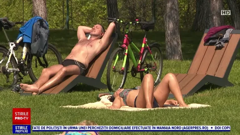 Oamenii au luat cu asalt marile parcuri din Capitală. Unii au pentru plaja ecologică, alții au luat calea teraselor