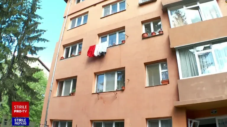 Ea zăcea într-o baltă de sânge, iar lângă era soțul de 74 de ani, spânzurat. Crimă urmată de sinucidere în Râmnicu Vâlcea