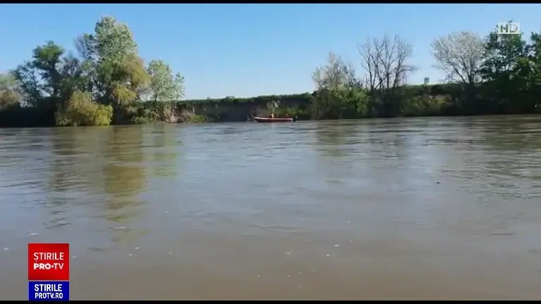 Bărbatul care a condus barca pe râul Mureş, în urma căreia un copil a murit şi alte 4 persoane sunt dispărute, era băut