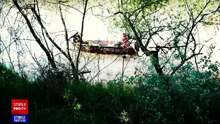 ANIMAȚIE GRAFICĂ. Cum s-a produs tragedia din Arad. Copil mort și patru persoane dispărute, după ce s-au răsturnat cu barca