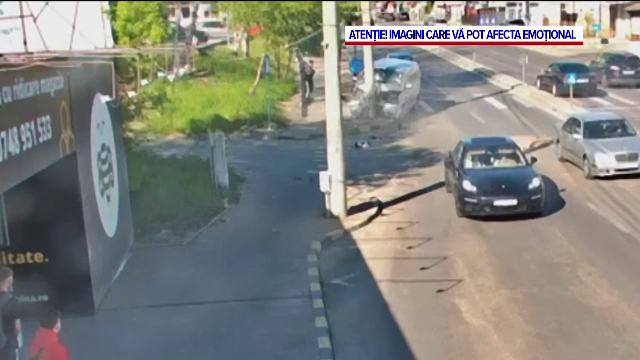 Momentul în care un microbuz se izbește de un stâlp, în Suceava. O femeie și patru copii au ajuns la spital