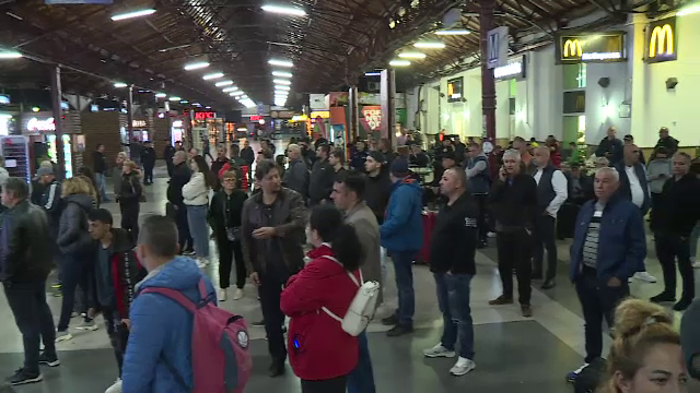 Aglomerație în gări, după vacanța de 1 Mai. Trenurile au avut întârzieri chiar și de o oră și jumătate
