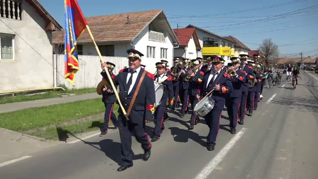 De 1 Mai, la Petrești, primavara este vestită de cea mai longevivă fanfară din România. „Toată lumea îi așteaptă cu drag"