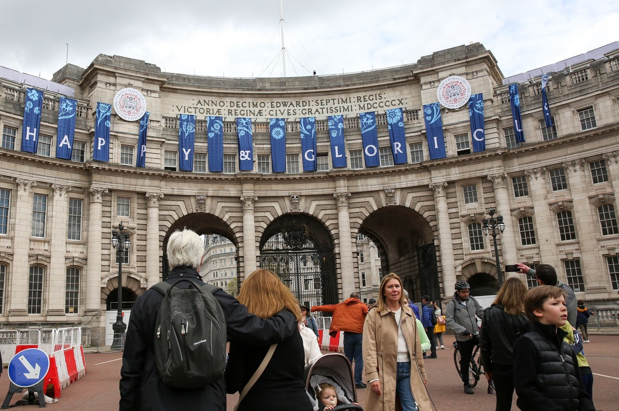 Regele Charles va purta la încoronare o robă de aur, o mantie și o coroană care cântăresc 8 kilograme. VIDEO