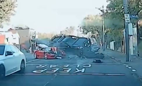 Momentul în care un Ferrari de 600.000 de dolari gonește pe străzi și se izbește de două mașini. VIDEO