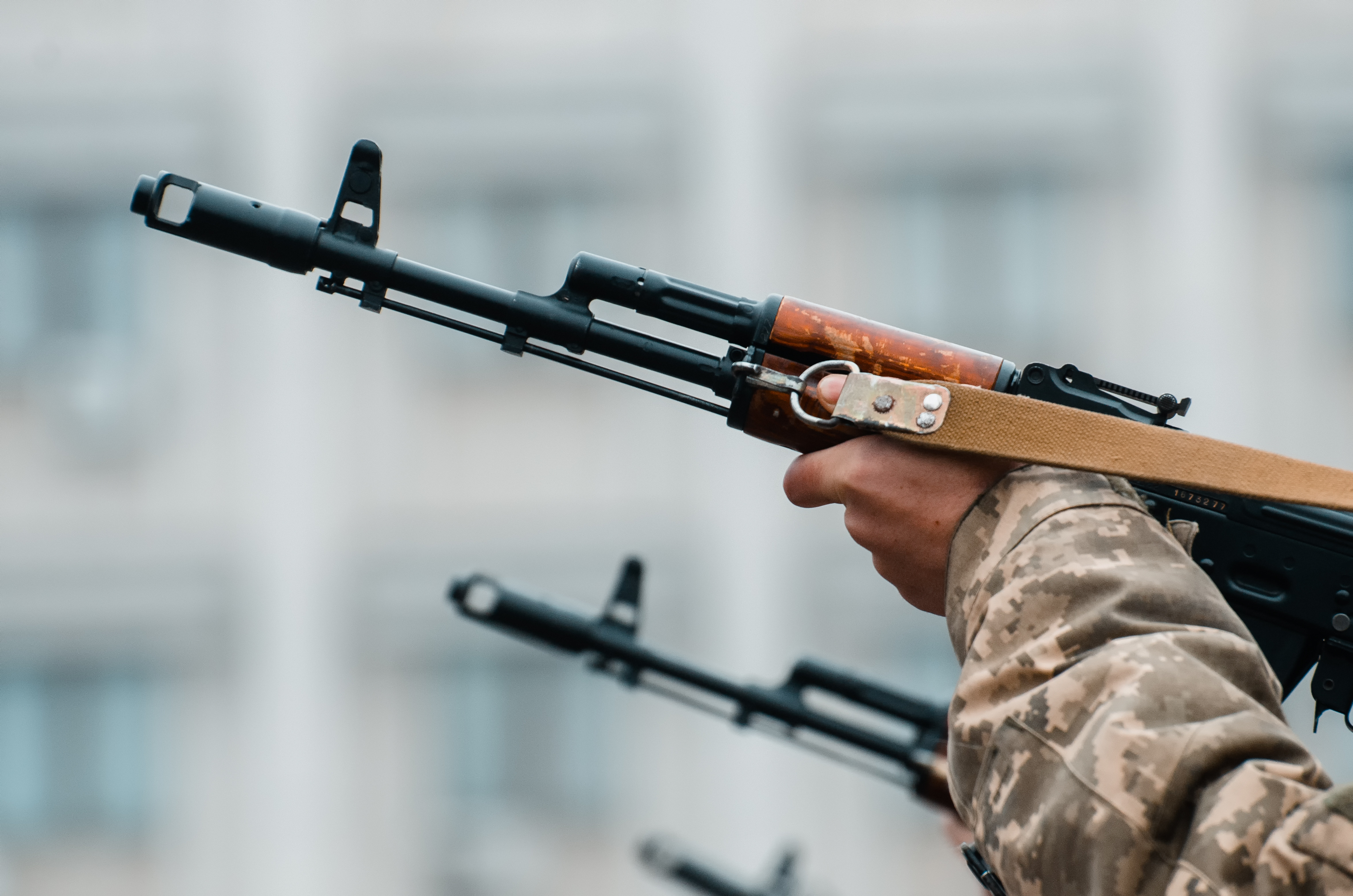 Șocant. Un soldat a împușcat mortal un politician pe care chiar el îl păzea, apoi s-a sinucis