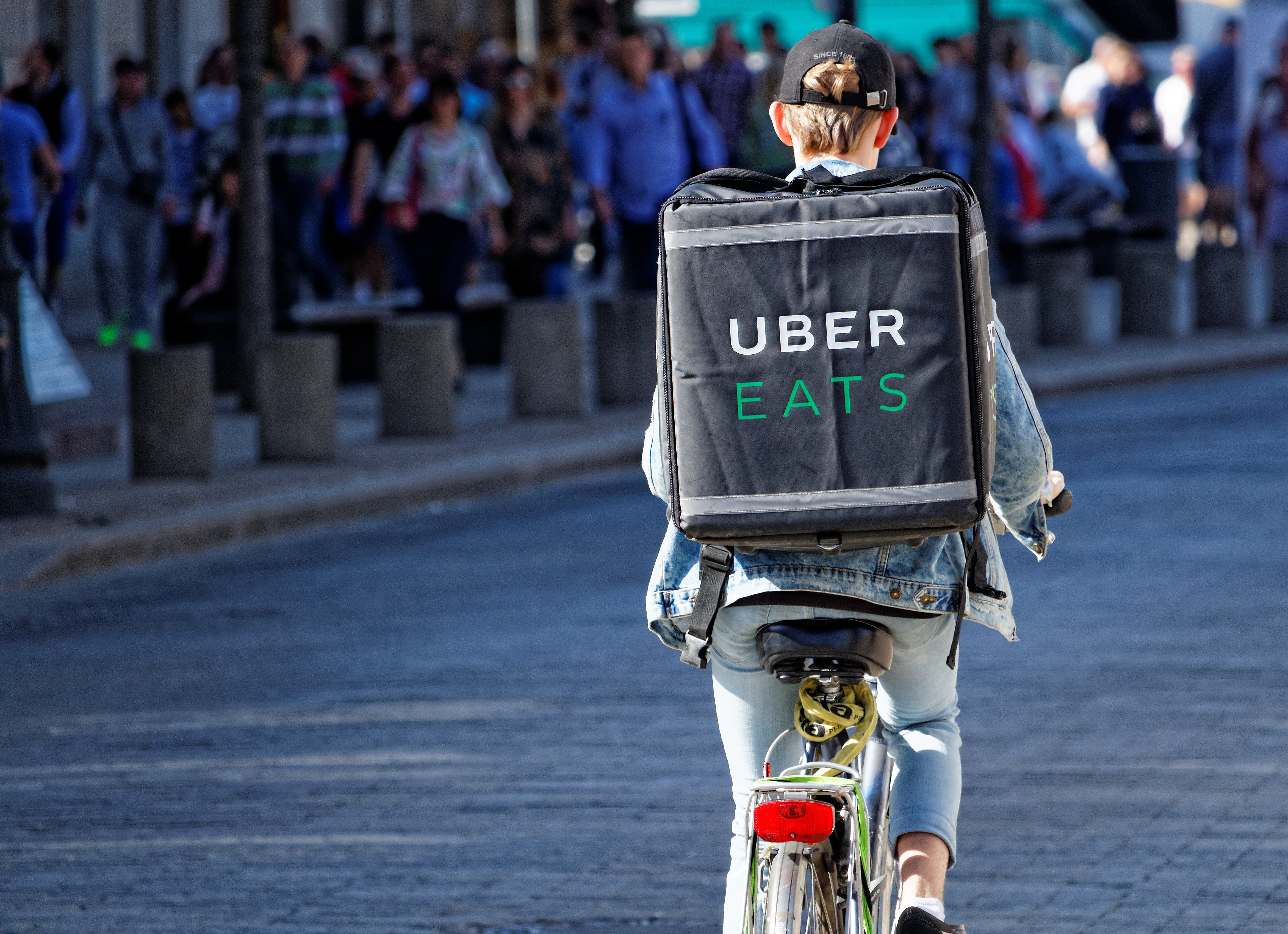 Un curier Uber Eats a ridicat o comandă de la restaurant și a dus-o direct la poliție. Ce a urmat este incredibil