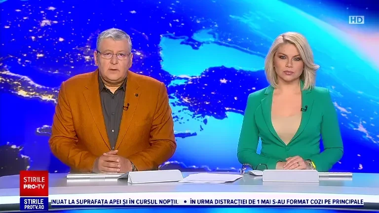 Momentul în care un microbuz se izbește de un stâlp, în Suceava. O femeie și patru copii au ajuns la spital