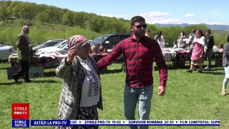 Tradiții de 1 Mai, în județul Bacău. Vizitatorii au învățat cum se torcea lâna pe vremuri, dar și cum se face brânza