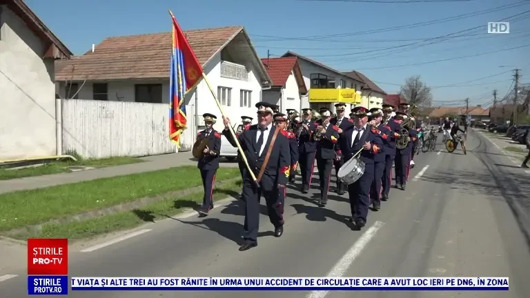 De 1 Mai, la Petrești, primavara este vestită de cea mai longevivă fanfară din România. „Toată lumea îi așteaptă cu drag"