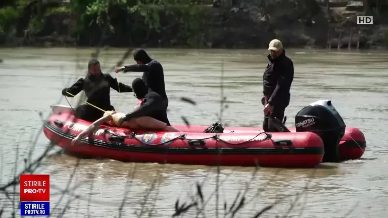 Tragedie pe Mureș: Băiețel de 3 ani mort, patru oameni dispăruți. O mamă și-a văzut cei doi copii mici și soțul luați de apă