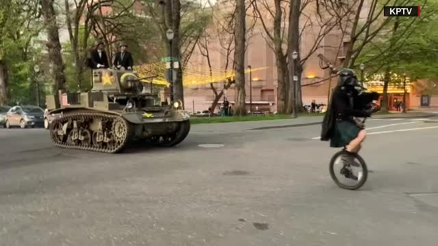 Un tânăr a mers la banchet cu un tanc din Al Doilea Război Mondial. Cât a plătit pentru această distracție