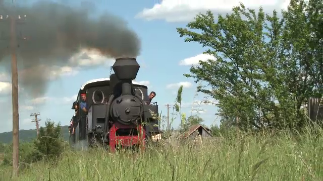 Mocănița de pe Valea Hârtibaciului a fost pusă pe șine. Turiștii sunt fascinați de ea și de priveliștile de pe drum