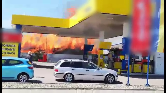 Sute de mii de euro pagube într-un incendiu care a cuprins sediile a trei firme aflate lângă o benzinărie, în Neamț