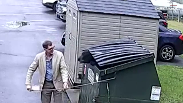 Surpriza terifiantă de care a avut parte un bărbat când a deschis un tomberon. A fugit imediat când a văzut ce era în el