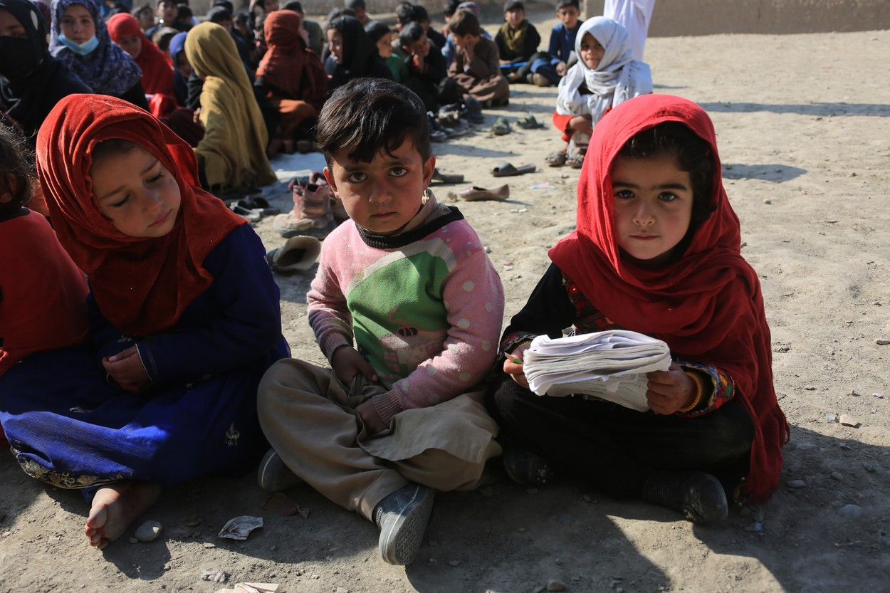 „Nu avem ce să facem decât să vedem cum mor copiii”. Situația tragică din spitalele neechipate corespunzător din Afganistan