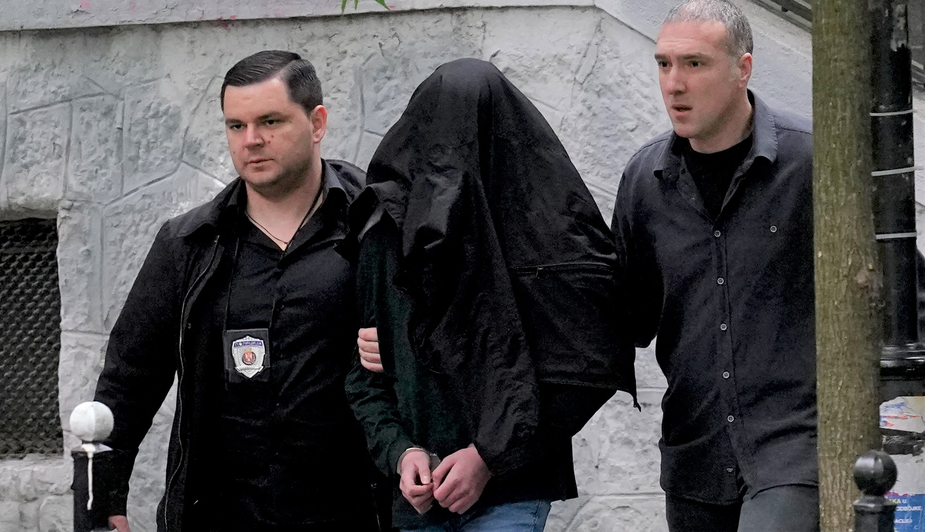 Filmul masacrului din Belgrad, soldat cu 8 morți. La doar 14 ani, copilul era antrenat periodic, cu arme, de tatăl său