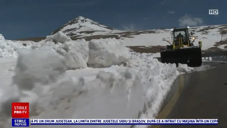 Drumarii au deszăpezit Transalpina în luna mai. Stratul de zăpadă măsoară un metru înălțime