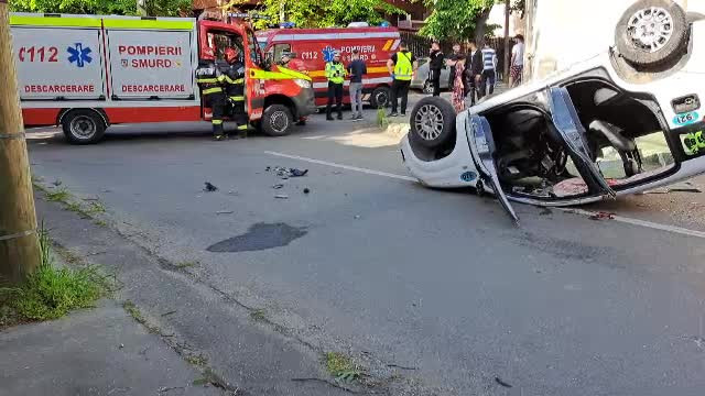 O șoferiță nu a oprit la STOP și a provocat un accident înfiorător, în Galați. A murit un pasager dintr-un taxi