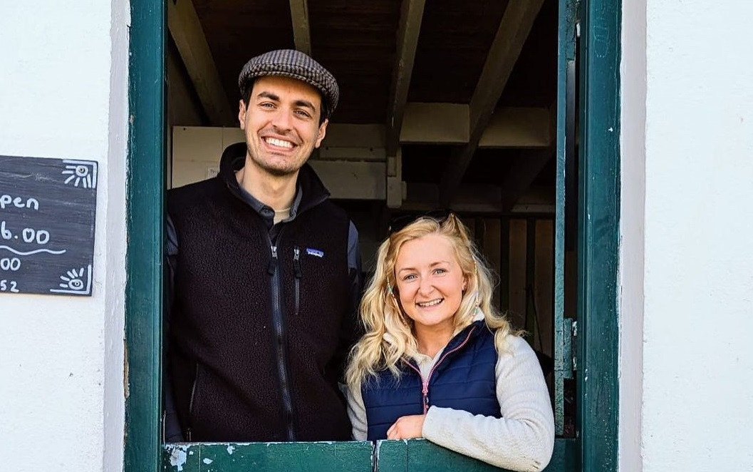 Povestea cuplului care este plătit ca să trăiască pe o insulă pustie. Nu au magazine, electricitate sau apă potabilă VIDEO