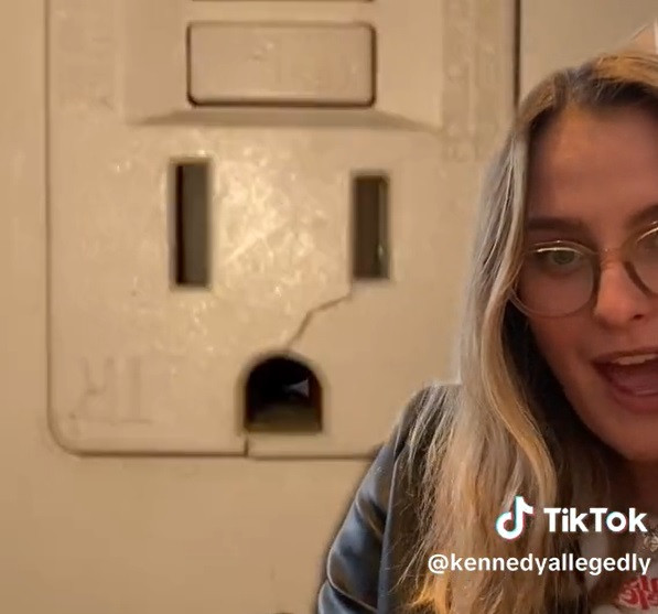 Descoperirea făcută de mai mulți tineri în baia unei locuințe închiriate. Au chemat imediat poliția. VIDEO