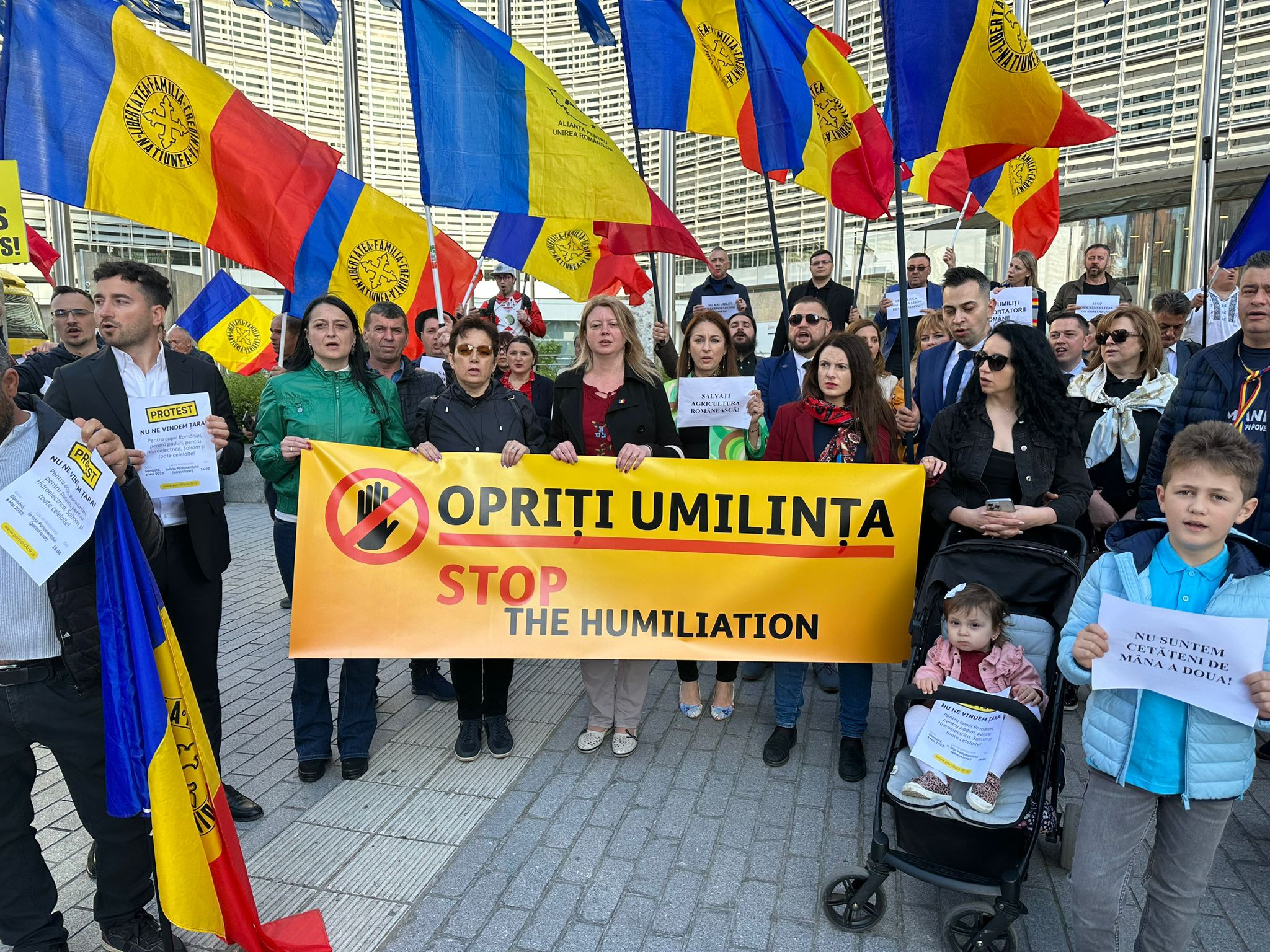 AUR, protest la sediul Comisiei Europene față de refuzul de aderare a României la Schengen