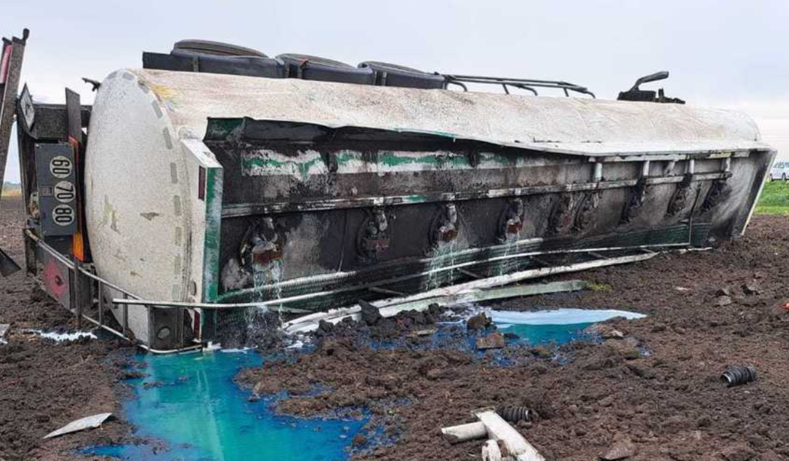 Pericol de explozie pe DN2. O cisternă cu motorină s-a răsturnat FOTO