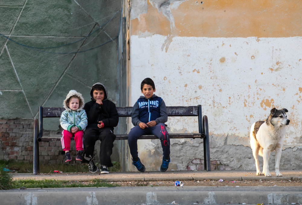 Salvați Copiii România: Aproape 1 milion de copii au unul sau ambii părinți plecați la muncă în străinătate