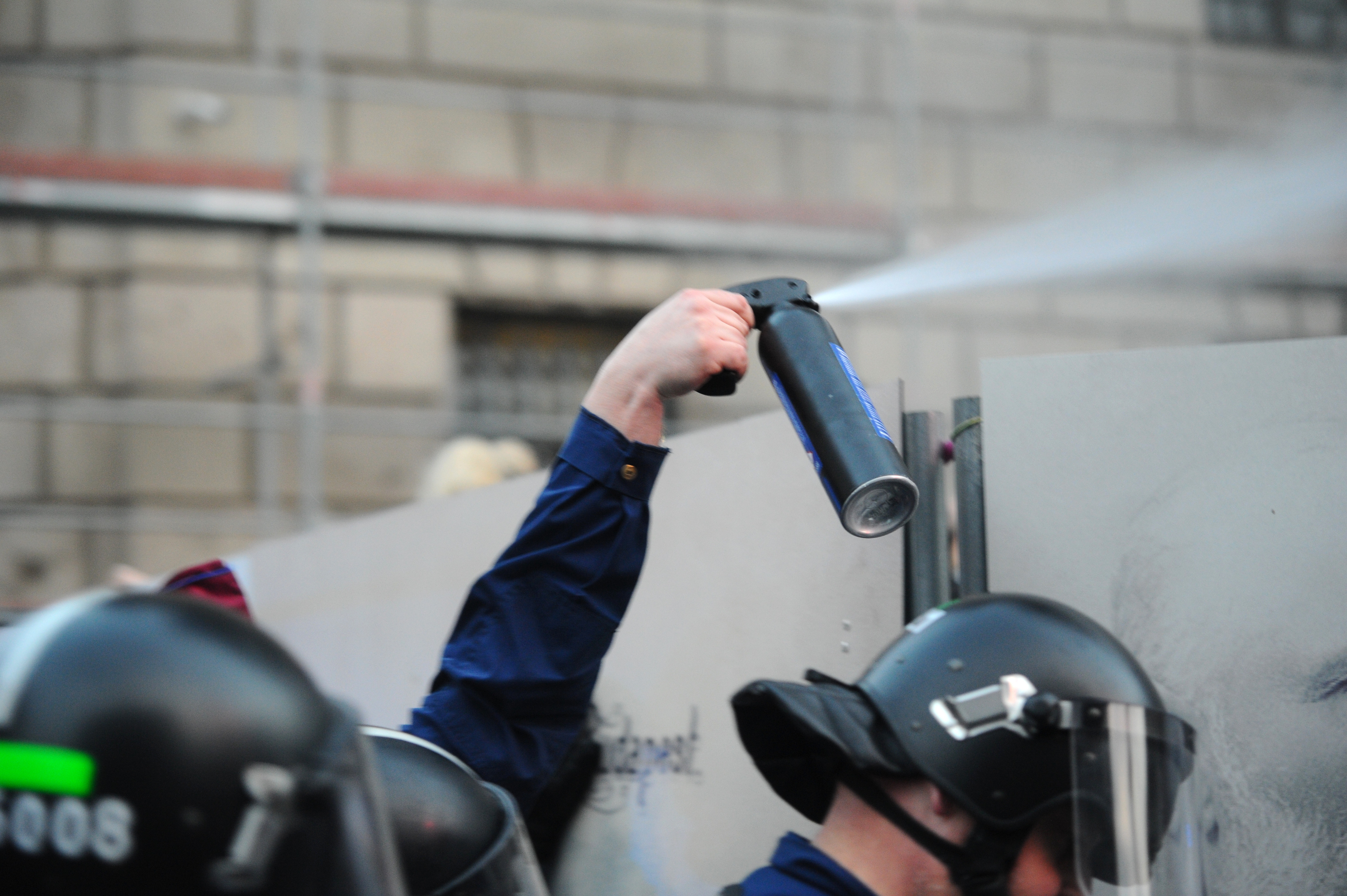 Manifestație a adolescenților, înăbușită cu gaze lacrimogene în Ungaria. Motivul protestelor din fața birourilor lui Orban