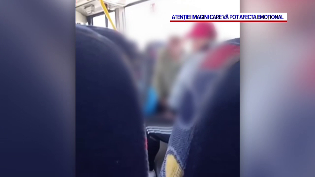 „Nu mai da, te rog din suflet”. Momentul în care un bătrân este lovit și insultat de un individ într-un autobuz din Bistrița