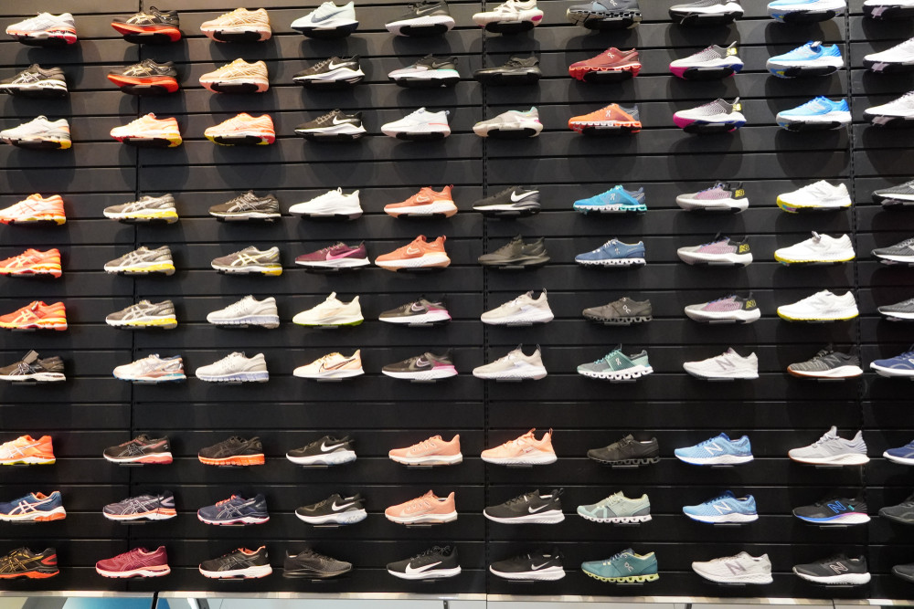 Hoții au dat lovitura la un magazin de încălțăminte. Au luat însă numai adidașii pentru piciorul drept